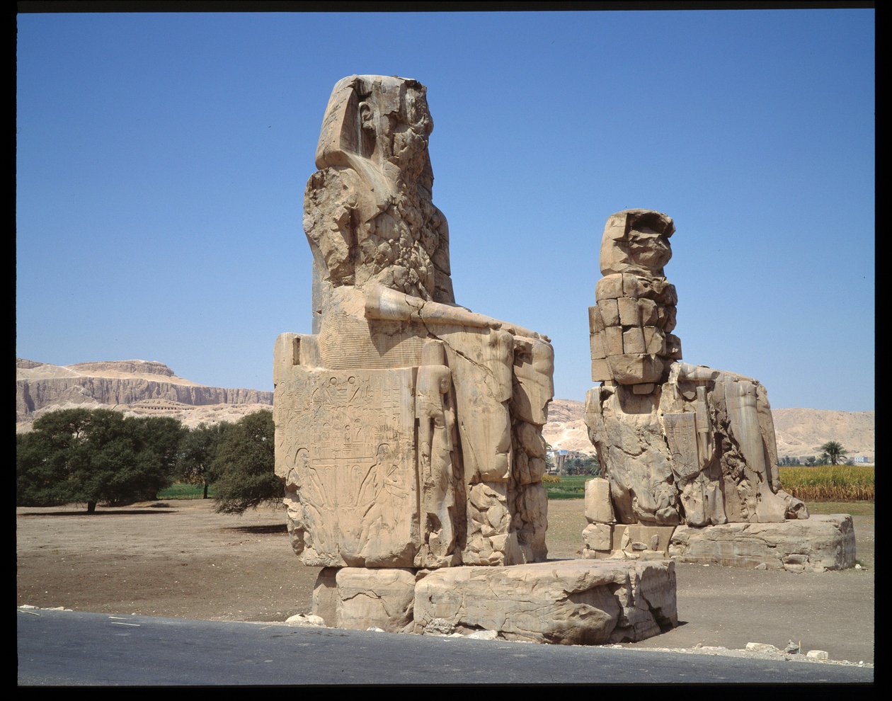 Mısır antikası: Memnon Heykeli'nin görünümü, Amenophis III dönemi, yeni imparatorluk by Egyptian 18th Dynasty