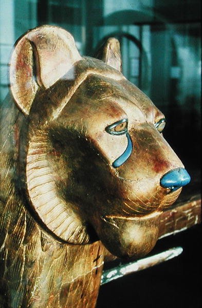 ಟುಟಾಂಖಾಮನ್ ಸಮಾಧಿಯಿಂದ (c.1370-1352 BC) ಹೊಸ ಸಾಮ್ರಾಜ್ಯ (ಗಾರೆ ಮತ್ತು ಗಿಲ್ಡೆಡ್ ಮರ) ಟರ್ಕ್‌ನಿಂದ ಸಿಂಹದ ರೂಪದಲ್ಲಿ ಅಂತ್ಯಕ್ರಿಯೆಯ ಹಾಸಿಗೆ by Egyptian 18th Dynasty