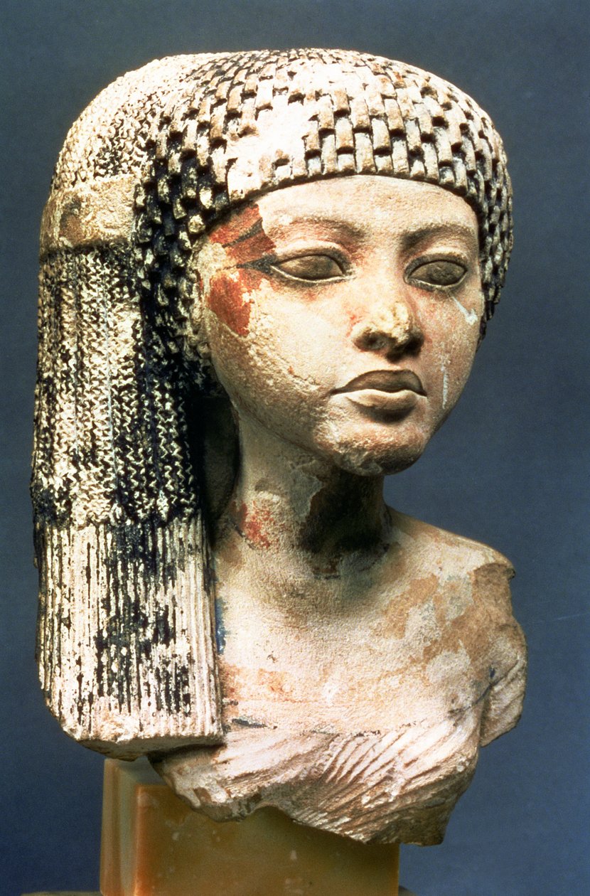 Akhenaten, Yeni Krallık ailesinden bir prensesin başı (boyalı kireçtaşı) (ayrıca bkz. 107940, 370210, 370211) by Egyptian 18th Dynasty