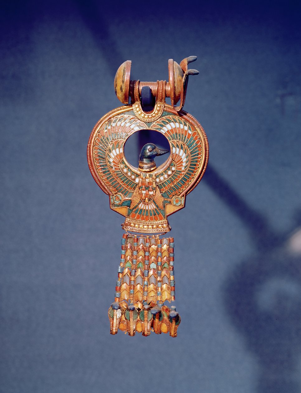 Tutankhamun mezarından mavi kuşlu bir çift küpeden sol küpe, Krallar Vadisi, Thebes, MÖ 1347-37 (altın ve erimiş cam) (344029) by Egyptian 18th Dynasty