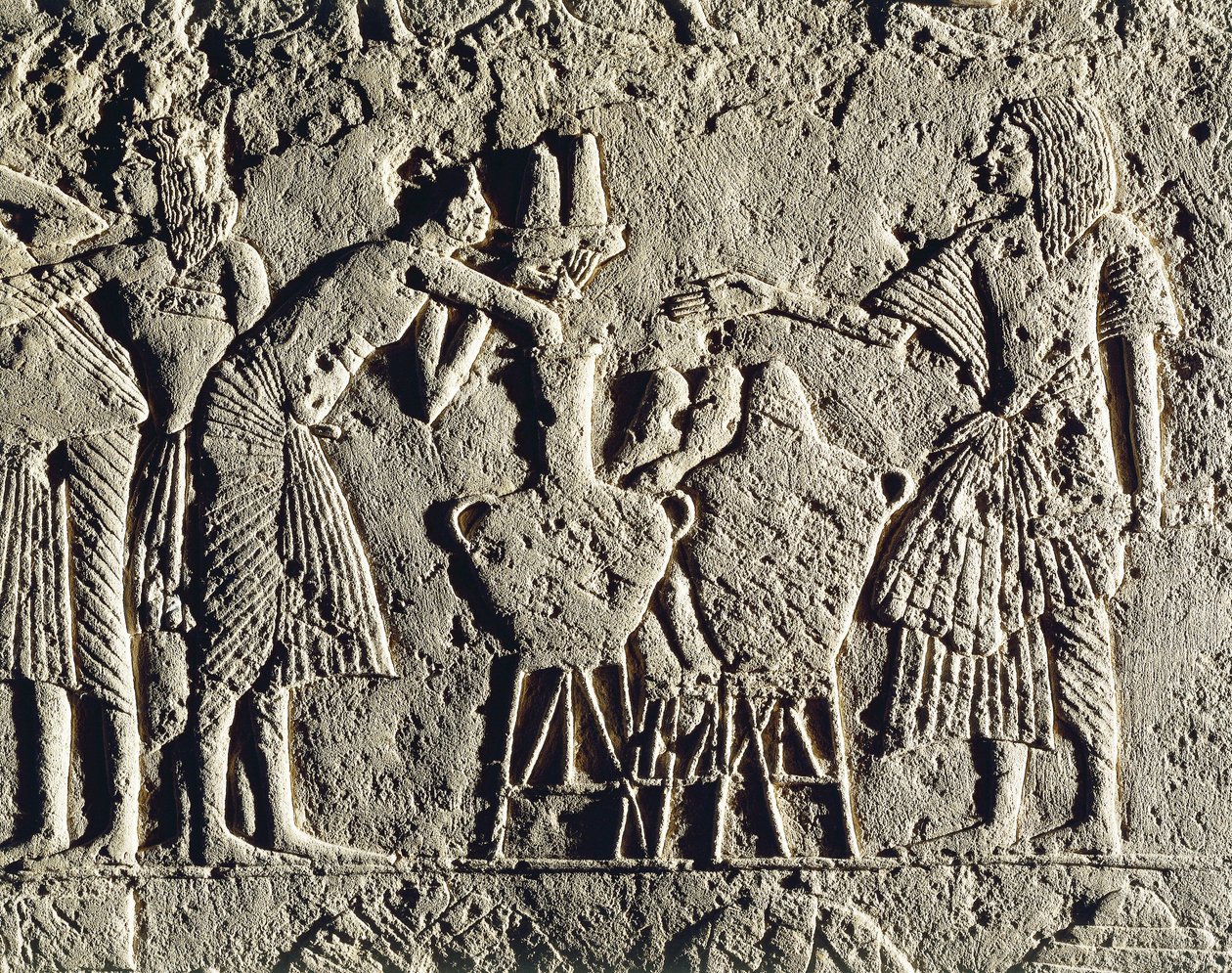 Askeri kampta yaşam: İçecek kontrolünde (şarap ve bira) çalışan işçiler, Saqqara#39;daki Horemheb#39;in mezarından yardım, detay by Egyptian 18th Dynasty