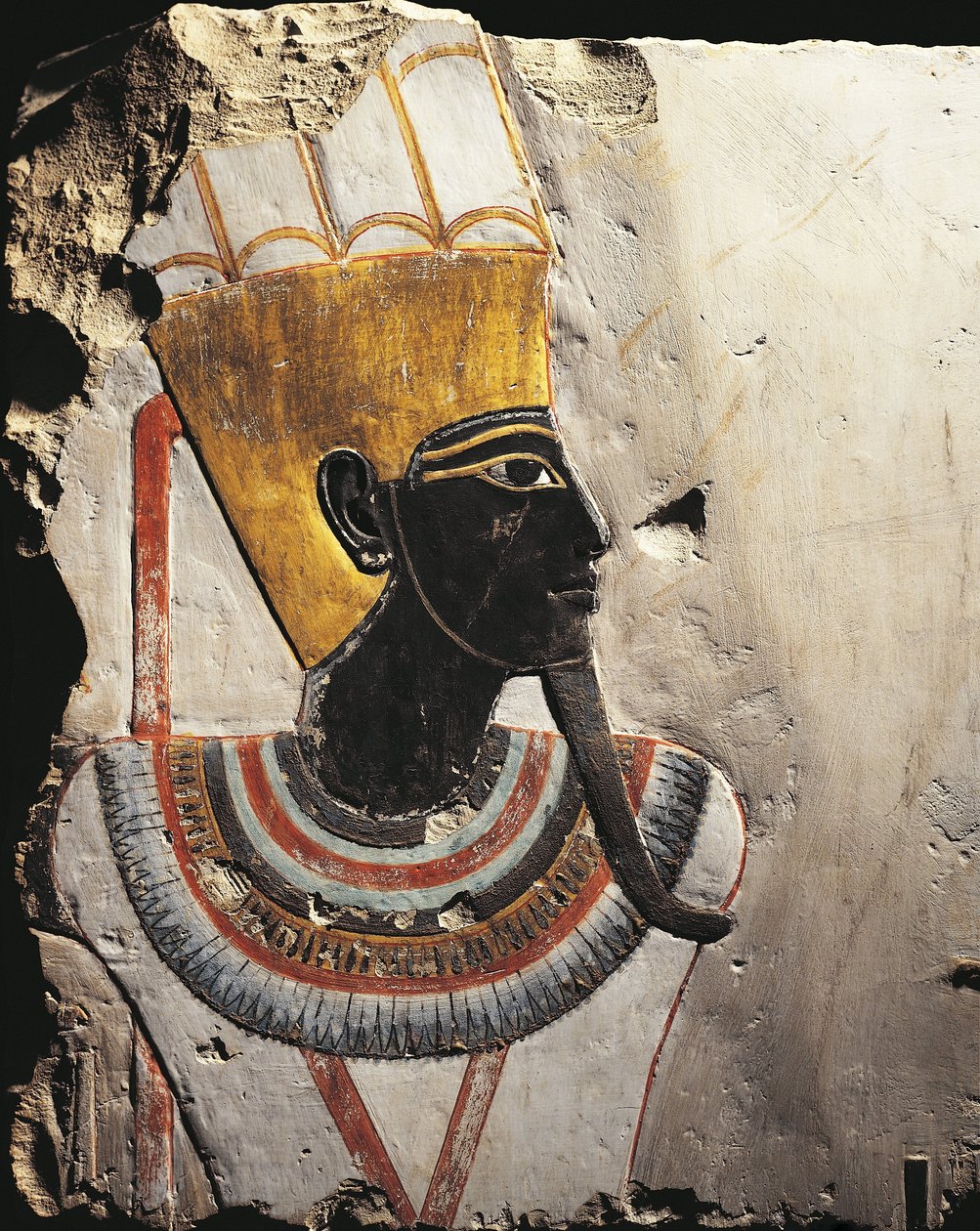 Mısır, Deir el-Bahari'deki Tutmosis III Tapınağı'ndan Tanrı Amun-Min'i tasvir eden kabartmalarla boyanmış kireçtaşı bloklar by Egyptian 18th Dynasty