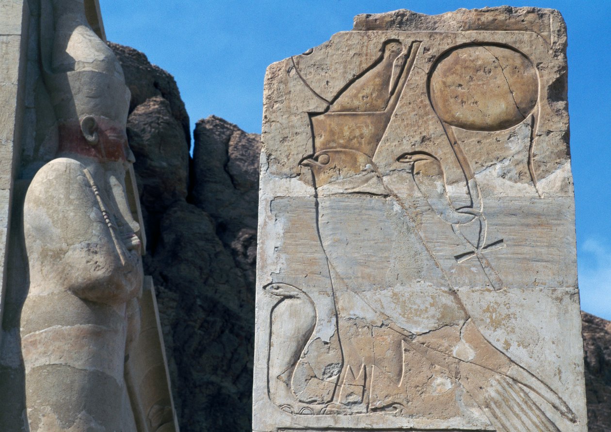 Horus kabartmalı ve uraeus#39;a dayanan çift taçlı sütun, kraliyet gücünün sembolü, Hatshepsut Morg Tapınağı, Deir el-Bahari, Luxor, Thebes (Unesco Dünya Mirası Listesi) by Egyptian 18th Dynasty