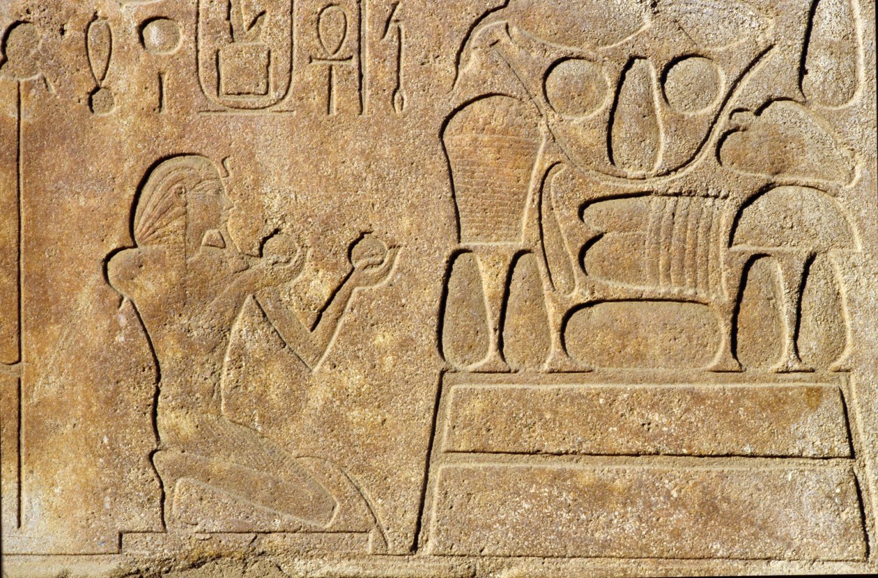 Kraliçe Hatshepsut (c.1503-1482 BC) bir teklif masasının önünde diz çökmüş, Amun Tapınağı, Yeni Krallık by Egyptian 18th Dynasty