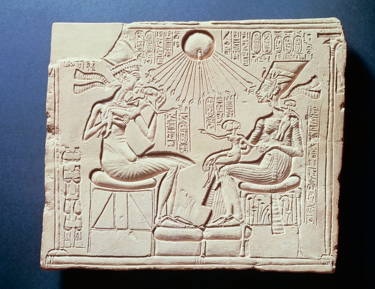 Kral Amenhotep IV (Akhenaten), karısı Nefertiti ve çocuklarını güneş tanrısı Aton