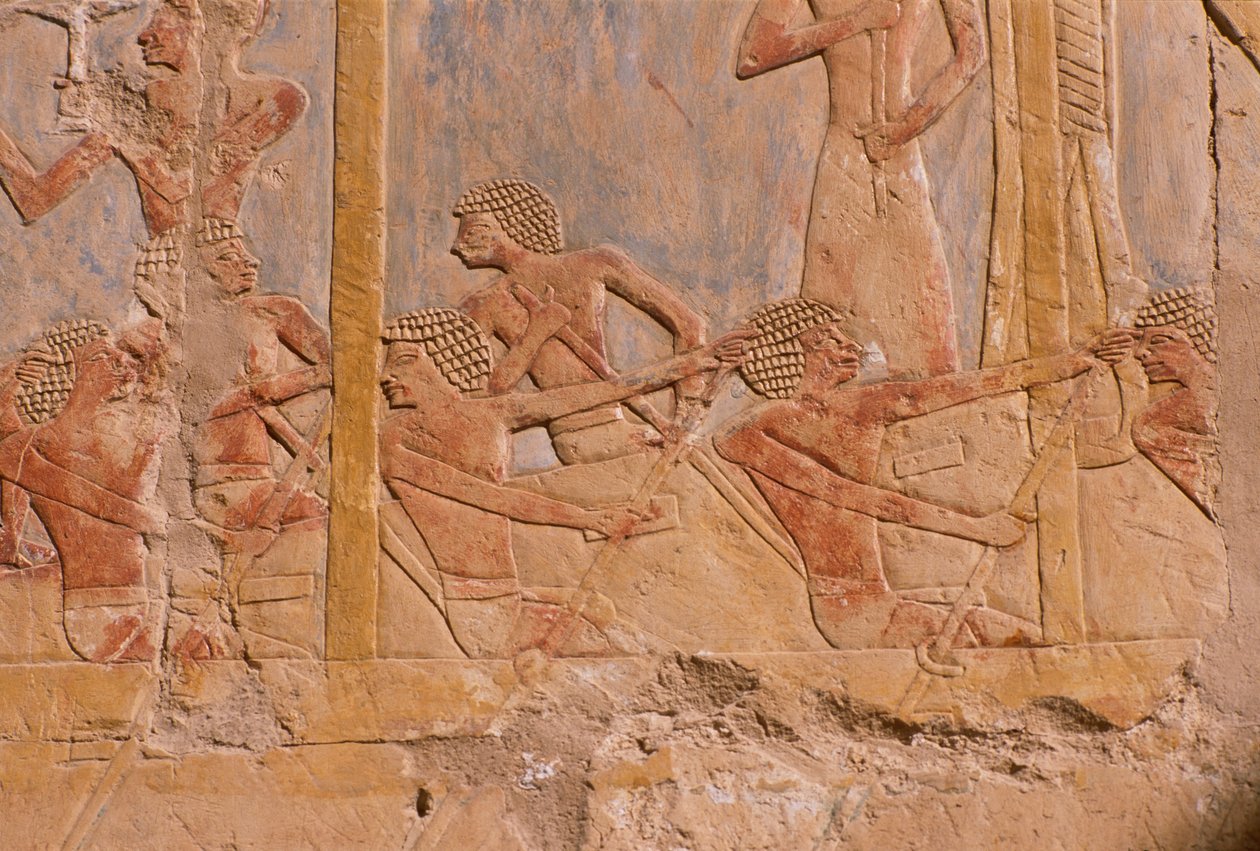 Bir teknede kürek çeken erkekleri gösteren kabartma, tanrıça Hathor onuruna dekore edilmiş duvar, detay, Hatshepsut Morg Tapınağı