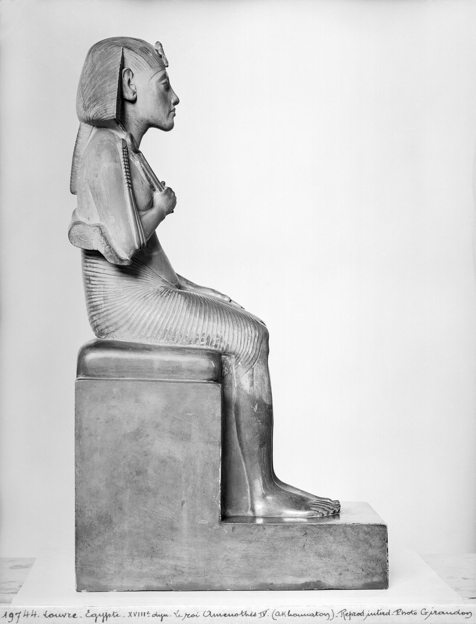 Oturan Amenophis IV (Akhenaten), Yeni Krallık, MÖ 1375-1354 (steatit) heykeli by Egyptian 18th Dynasty