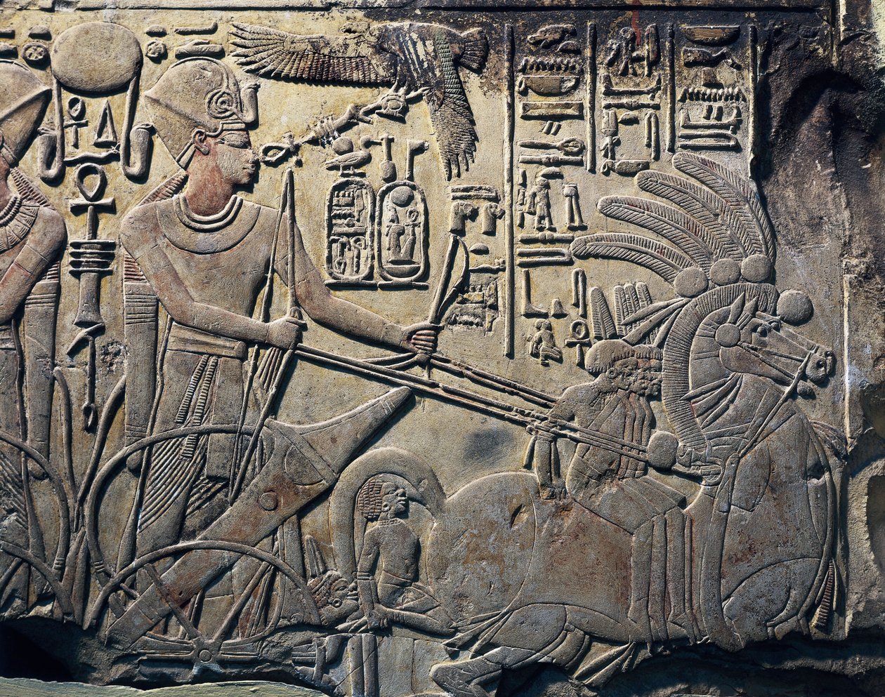 Amenhotep III dikilitaşı, firavunun bir savaş arabası sürdüğünü gösteriyor. 1391 -1353 M.Ö. Taş heykel. Kahire, Mısır Müzesi, Kahire. Qina