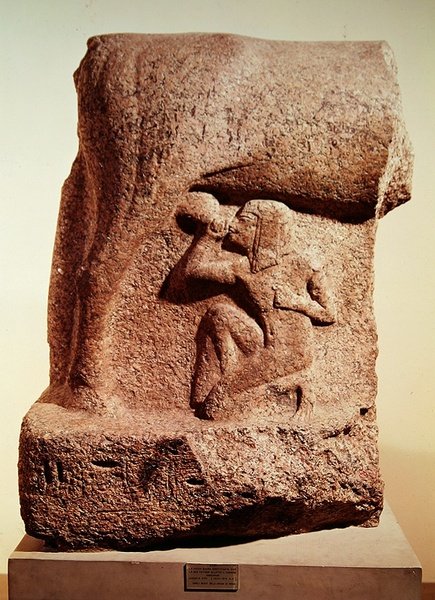 ಹಾಥೋರ್ ದೇವತೆ ಫೇರೋ ಹೋರೆಮ್ಹೆಬ್, ನ್ಯೂ ಕಿಂಗ್ಡಮ್, c.1344-1314 BC (ಕೆಂಪು ಗ್ರಾನೈಟ್) ಟರ್ಕ್ ಅನ್ನು ಹೀರುತ್ತಾಳೆ by Egyptian 18th Dynasty