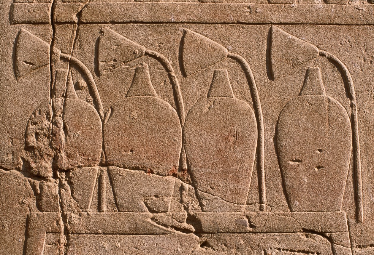 Kavanozları ve nilüfer çiçeklerini (kireçtaşı) gösteren bir kabartma detayı by Egyptian 19th Dynasty