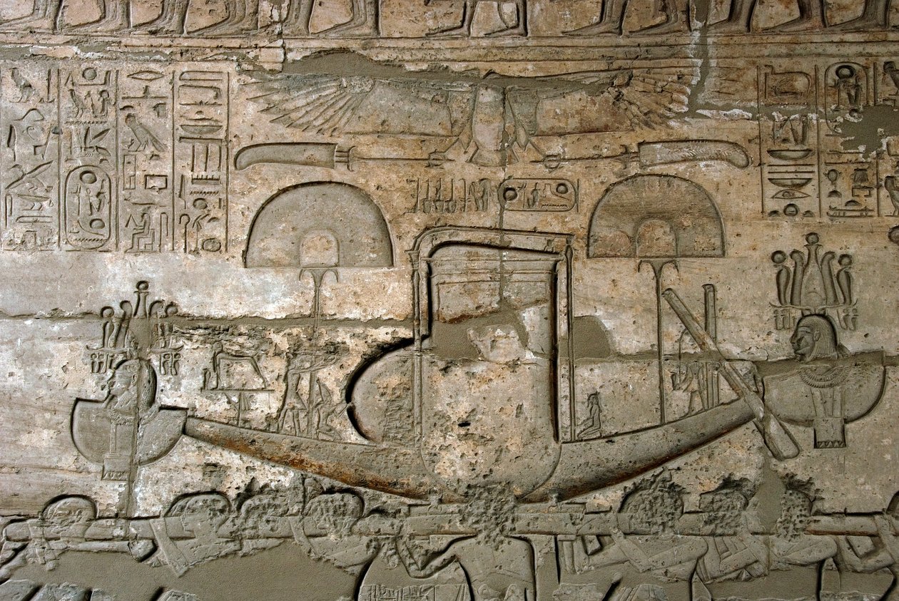 Mısır Antik Çağı: kutsal teknenin alayını temsil eden kabartmaların görünümü, Firavun Ramses II