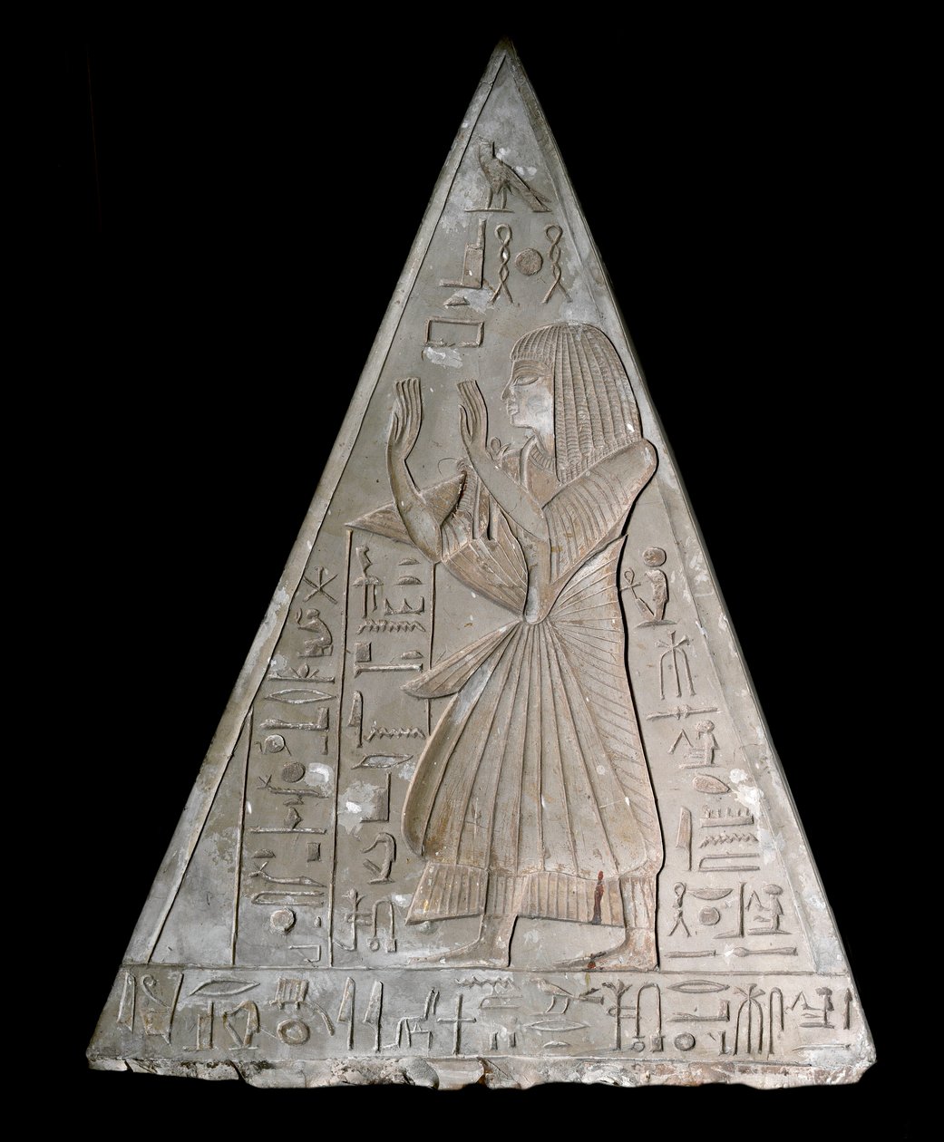 Mısır antik: Batan güneşin geç ibadet eden Re-Atum (Re Atum veya Ra-Atum veya Ra Atum veya Re Toum) tanrısını temsil eden Ramose decoree şapelinin piramit ucu. 19. hanedan ((1295-1190 BC) Deir el Medineh Dim. h. 70 cm Torino Mısır) by Egyptian 19th Dynasty