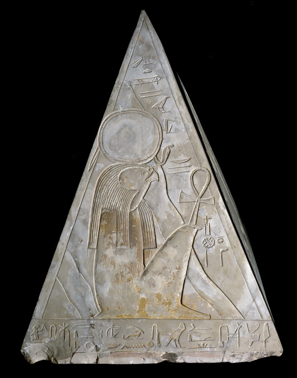 Mısır antikası: Batan güneşin Re-Atum (Re Atum veya Ra-Atum veya Ra Atum veya Re Toum) tanrısını temsil eden Ramose decoree şapelinin piramit ucu. 19. hanedan ((1295-1190 BC) Deir el Medineh Dim. h. 70 cm Torino Mısır müzesi) by Egyptian 19th Dynasty