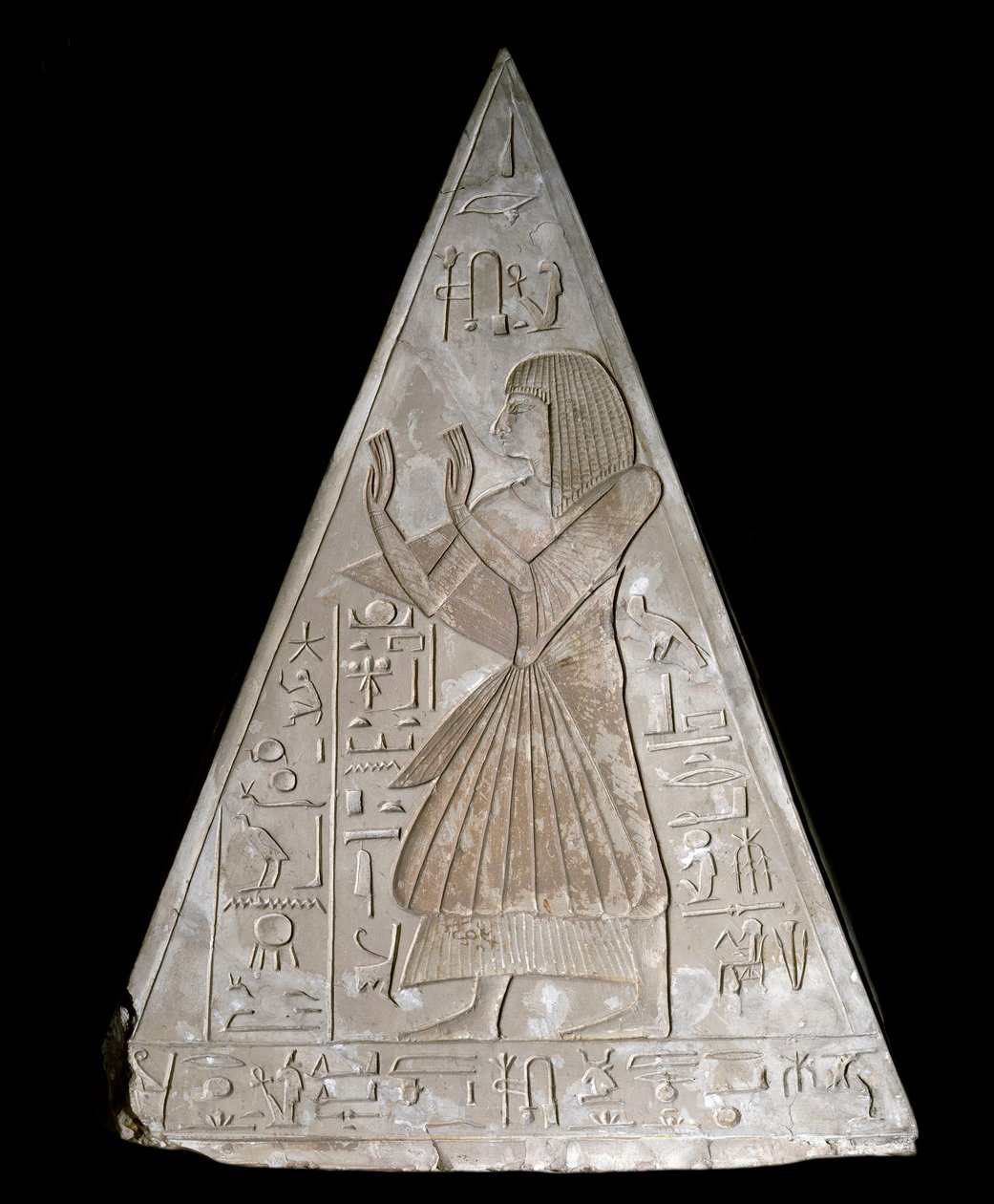 Mısır antik: yükselen güneşin kutsal Ra-Harakte (Re Harakte) ilahi temsilini temsil eden Ramose dekoree şapelinin piramit ucu by Egyptian 19th Dynasty