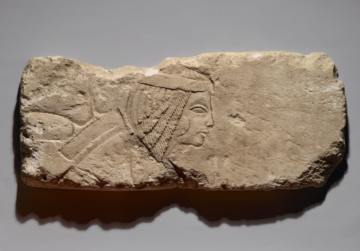 Bir kadının kabartması, muhtemelen Tell el-Amarna'dan, Yeni Krallık, c.1353-1336 MÖ (kireçtaşı) by Egyptian 19th Dynasty