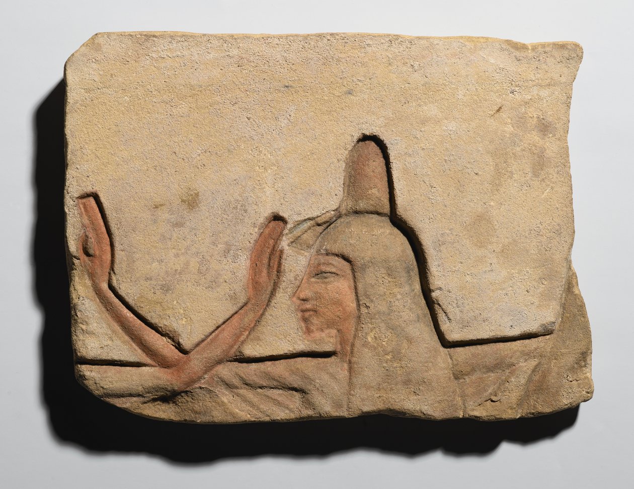 Tütsü külahı olan bir kadını betimleyen levha, Yeni Krallık, c.1352-1336 M.Ö. (kumtaşı) by Egyptian 19th Dynasty