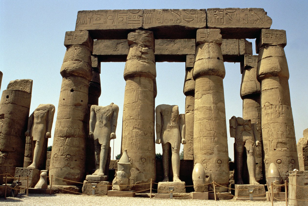 II. Ramses heykelleri (MÖ 1298-32) ve Peristil Mahkemesi
