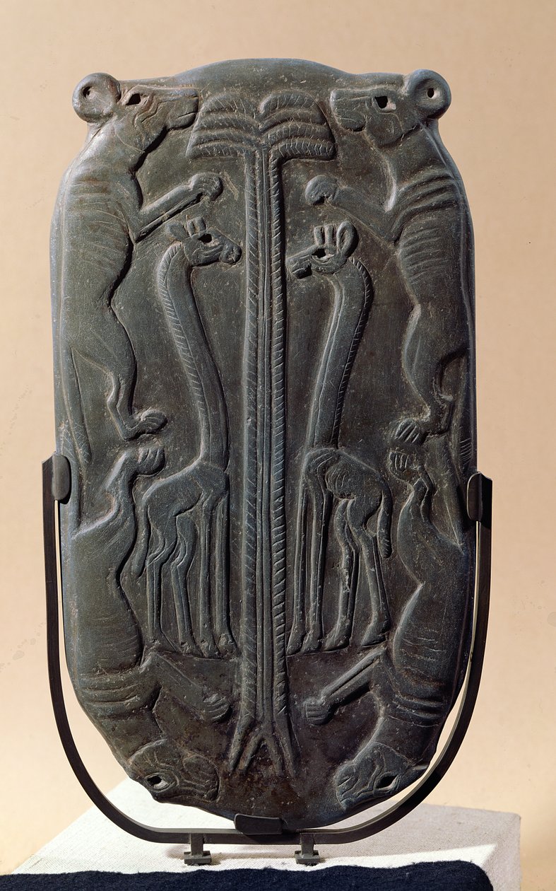 Palmiye ağacı ile dört köpek ve iki zürafa tasvir eden palet, Tinite Dönemi (şist) by Egyptian 1st Dynasty