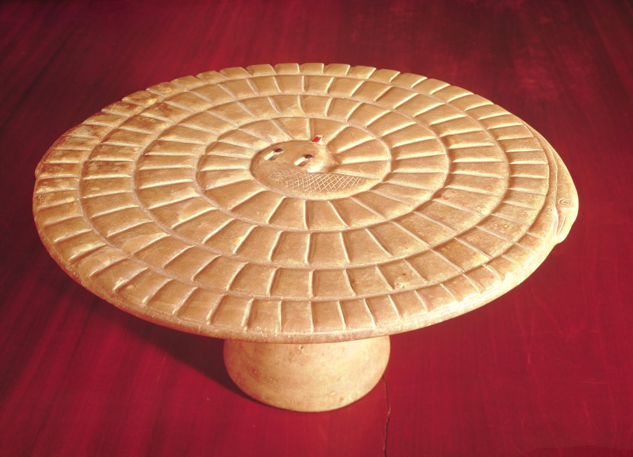 Oyun mehen için kullanılan yılan şeklindeki oyun tahtası, Thinite Dönemi (kaymaktaşı) by Egyptian 1st Dynasty