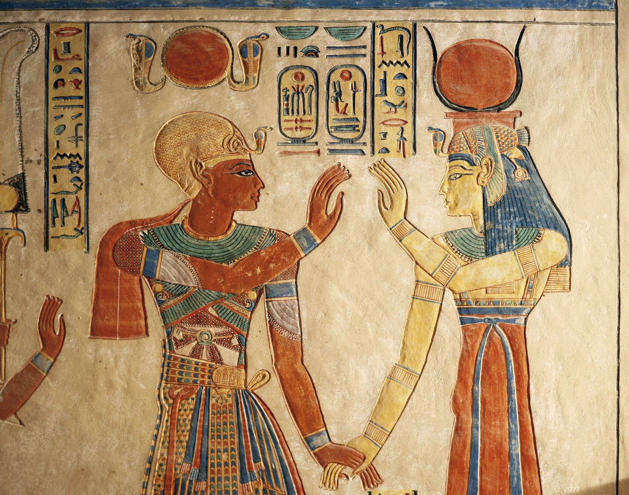 Mısır, Luksor, Antik Teb, Kraliçeler Vadisi, Amonherkhopeshaf'ın Mezarı, İsis'in önünde Firavun Ramses III'ü tasvir eden boyalı kabartma by Egyptian 20th Dynasty