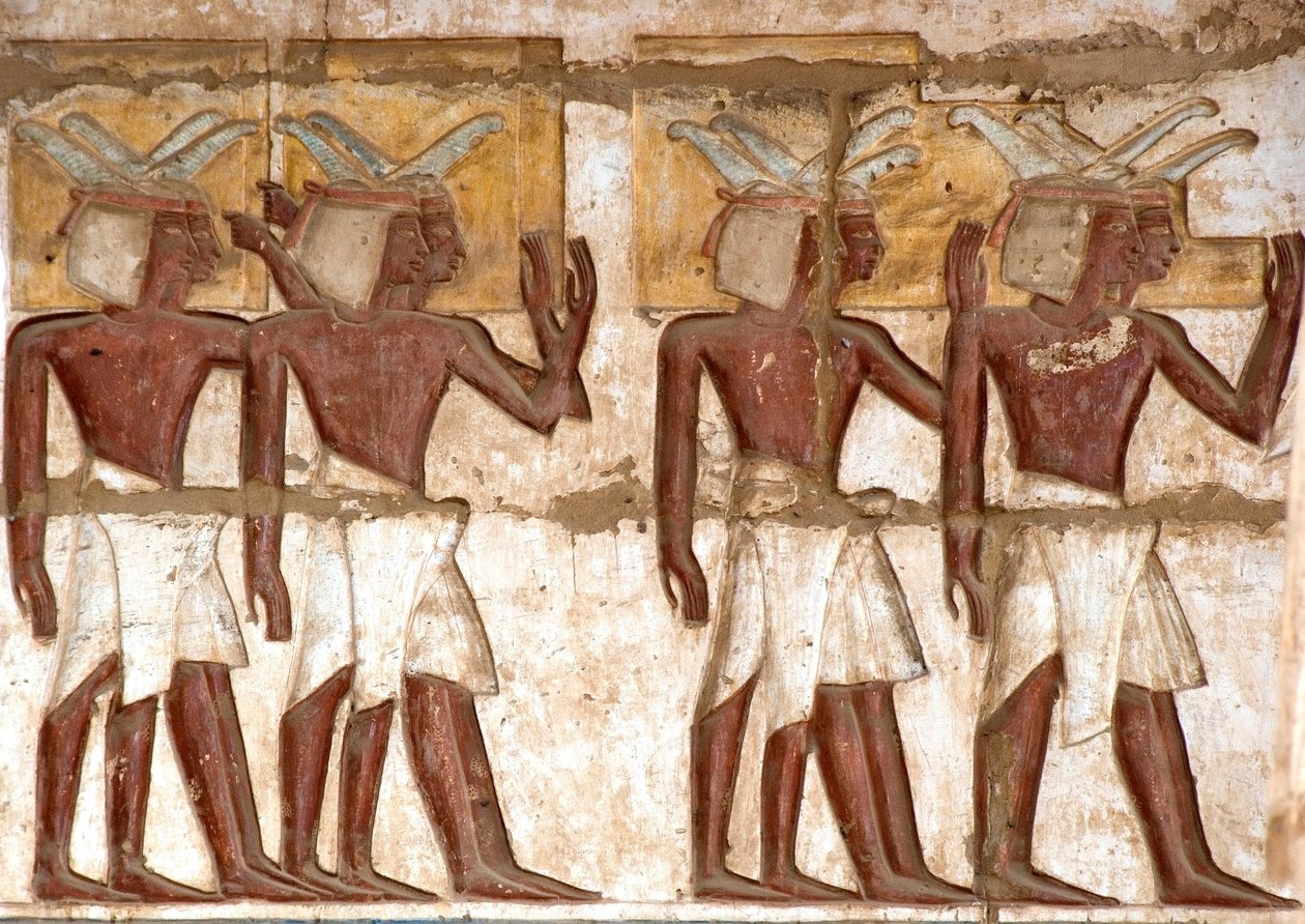Mısır antikası: birinci avlu, firavuna adaklar getiren bir grup Nubyalıyı temsil eden boyalı kabartmaların detayı. Ramses III