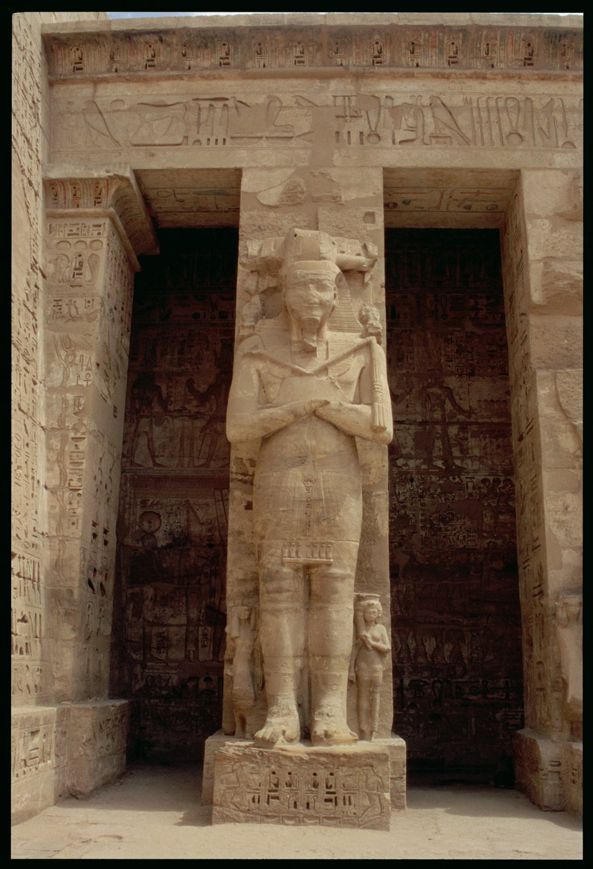 Ramses III'ün (MÖ 1184-1153) ayakta duran figürlerinden biri, tanrı Osiris olarak, birinci avlunun doğu tarafı veya Ramses III Morg Tapınağı'nın Görünüş Salonu, Yeni Krallık, c.1185-10 by Egyptian 20th Dynasty