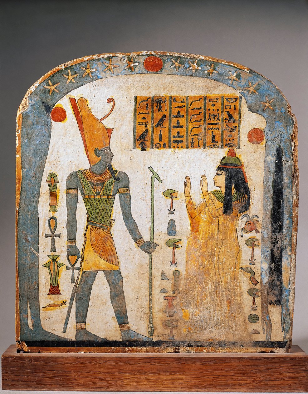 Tanrıça Nut tarafından temsil edilen gökyüzü ile Tanrı Aton'a dua eden Taperet'i tasvir eden Leydi Taperet'in boyalı ahşap steli by Egyptian 22nd Dynasty