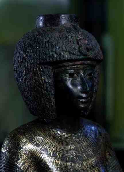 Kutsal Adoratress Karomama Heykeli, Üçüncü Ara Dönem (altın, gümüş ve elektrum ile bronz) (127647 detayı) by Egyptian 22nd Dynasty