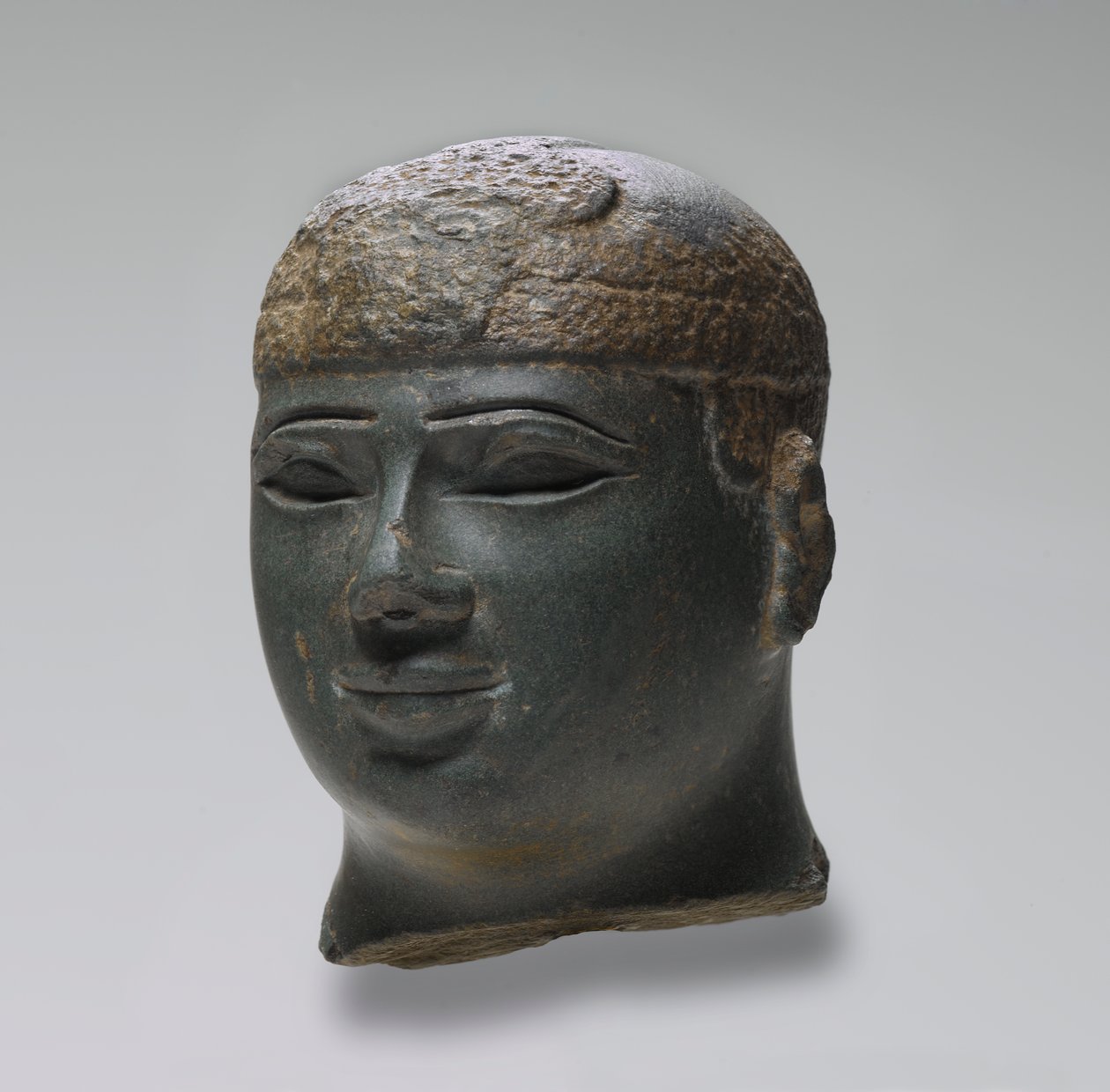 Bir Kushite hükümdarının başı, MÖ 716-02 dolayları (yeşil şist) by Egyptian 25th Dynasty
