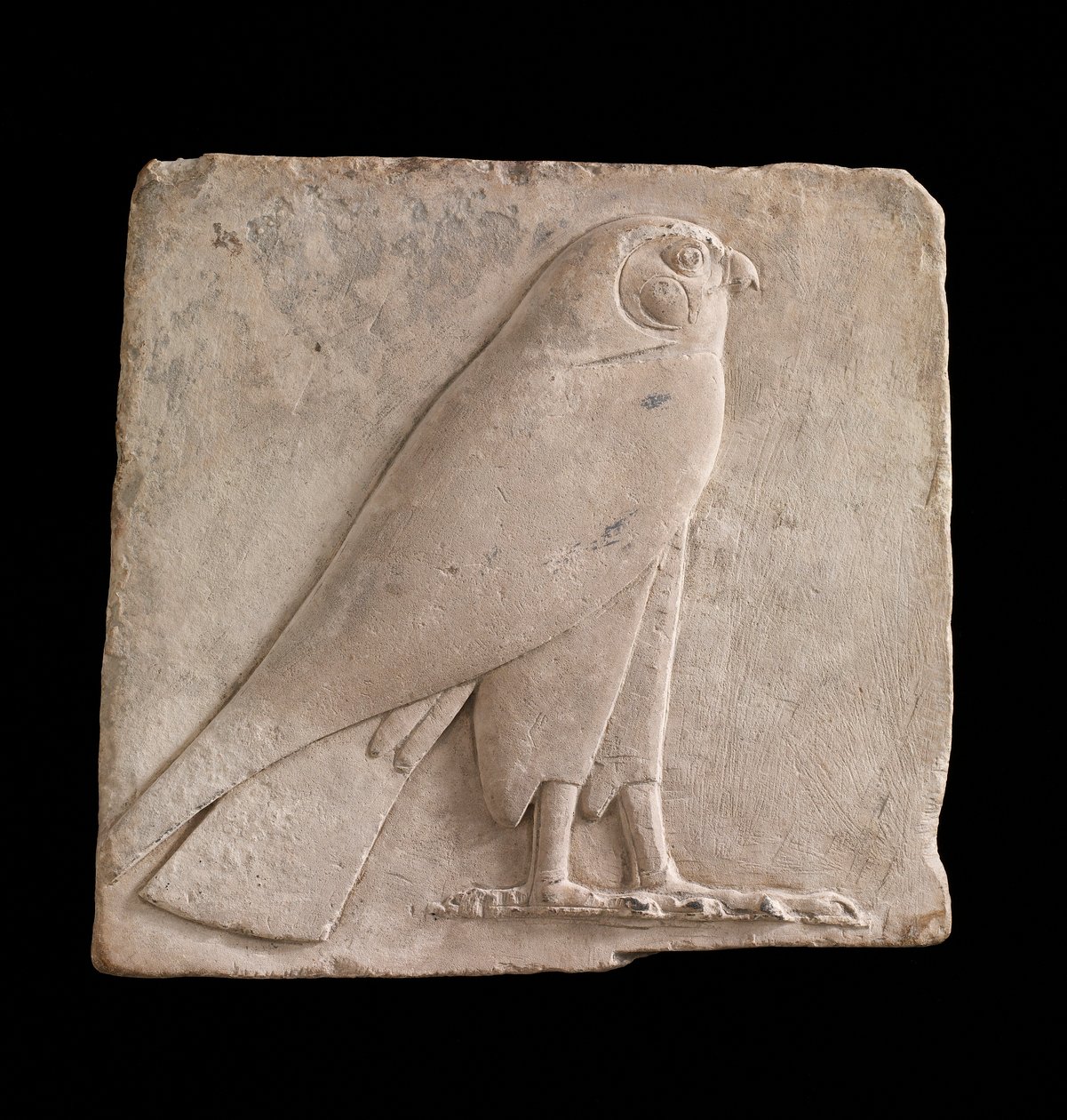 Bir şahini tasvir eden plak, muhtemelen tanrı Horus, 26. Hanedan veya Saite dönemi, MÖ 664-525 veya daha sonraki kireçtaşı by Egyptian 26th Dynasty