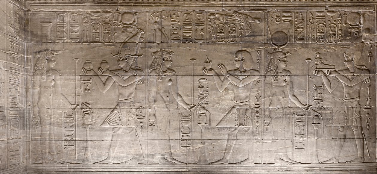İç kutsal alandaki kabartmalar, Philae tapınağı, Aswan, Mısır by Egyptian 30th Dynasty