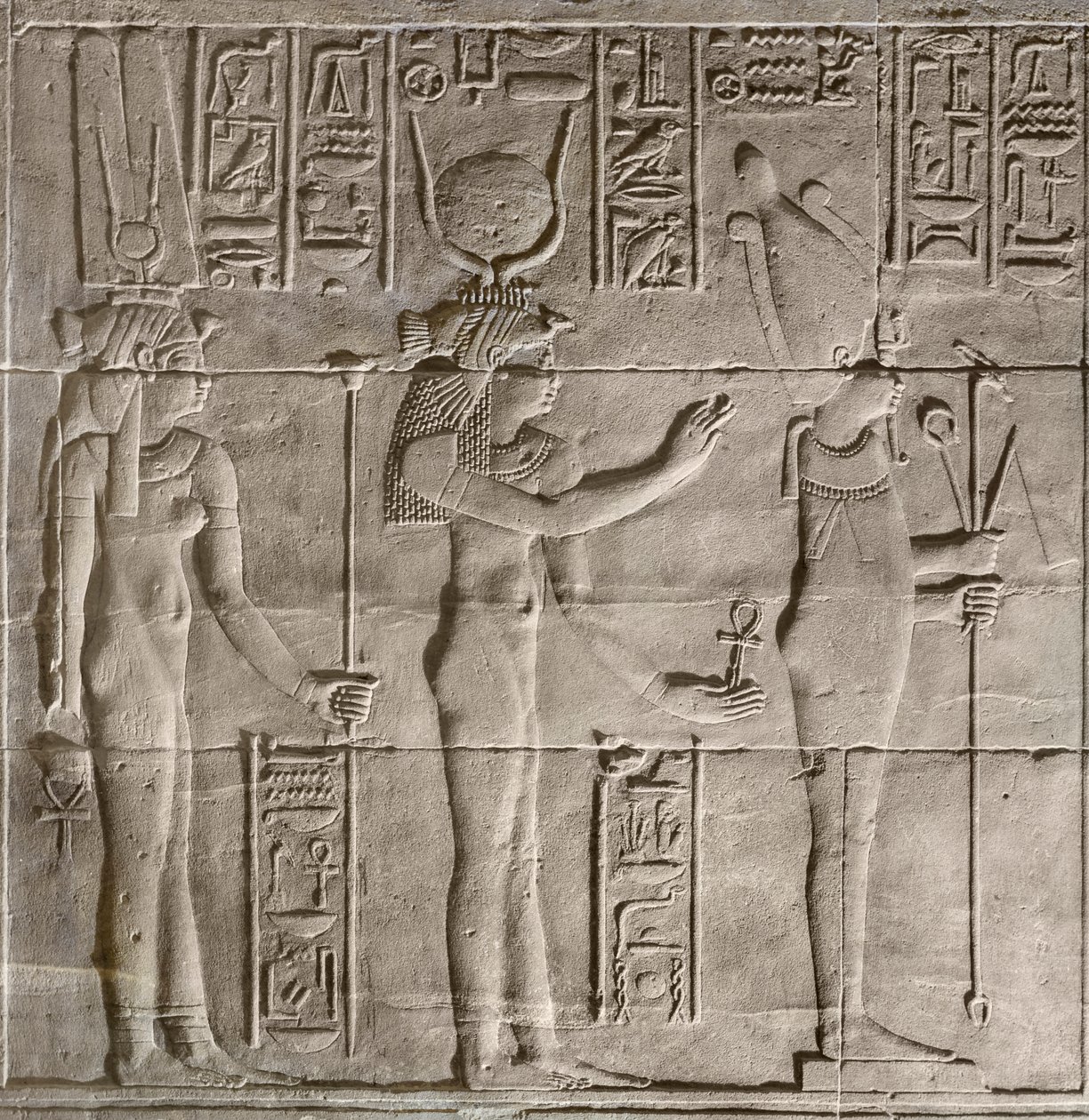 İç kutsal alandaki kabartmalar, Philae tapınağı, Aswan, Mısır by Egyptian 30th Dynasty