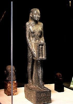 Mnevis boğasına tapınak sunan vezir Psamerikseneb, Geç Dönem, MÖ 358-341 dolayları (granit) by Egyptian 30th Dynasty