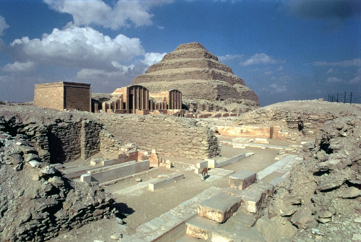 Basamak Piramidi ve muhafazaya giriş dahil Djoser Kompleksi, Mısır, Eski Krallık by Egyptian 3rd Dynasty
