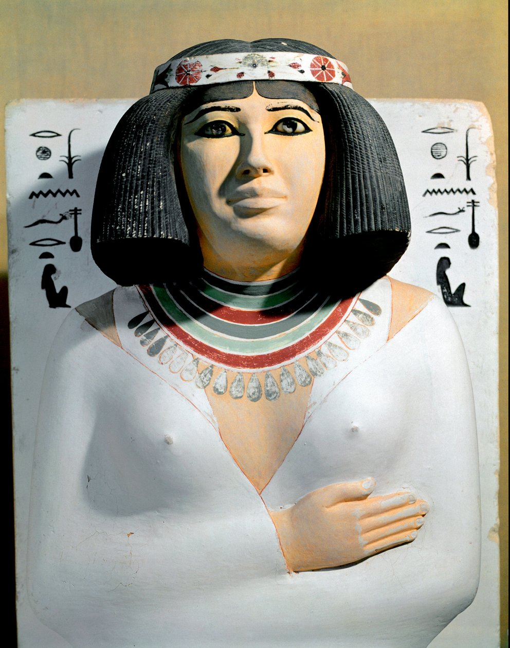 Mısır Antikitesi: Nofret, Heliopolis baş rahibinin karısı ve Pe Rahotep prensi. Boyalı kireçtaşı heykel detayı. 4. hanedan. Rahotep