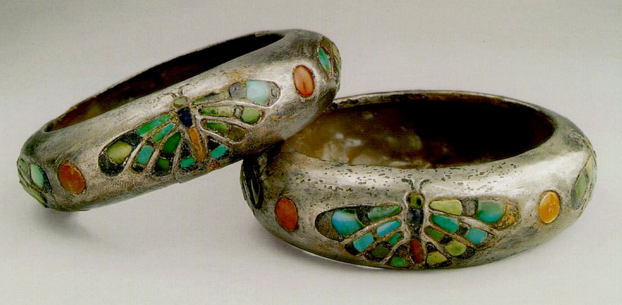 Kraliçe Hetep-heres Bilezikler (gümüş, turkuaz, lapis-lazuli, carnelian) by Egyptian 4th Dynasty