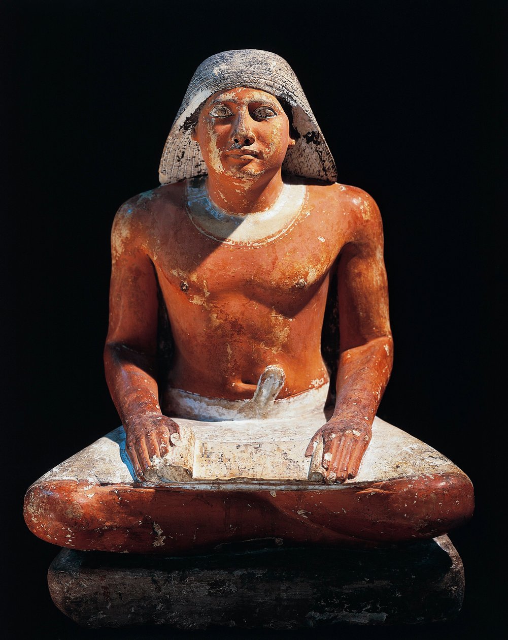 Eski Mısır: Saqqara (Sakkara), 5. hanedan, antik imparatorluk (kireçtaşı) nekropolünden oturan bir katip heykeli by Egyptian 5th Dynasty