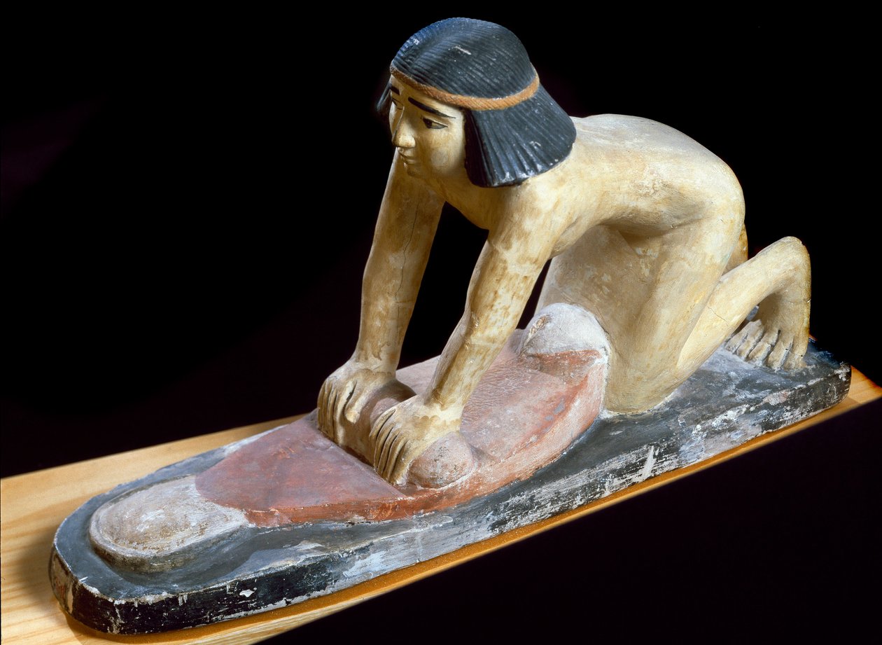 Mısır antikası: “” Ekmek yapmak için mısır gevreği kırma”” Heykelcik. 5. hanedan. 2400 M.Ö. Floransa, Museo Archeologico by Egyptian 5th Dynasty