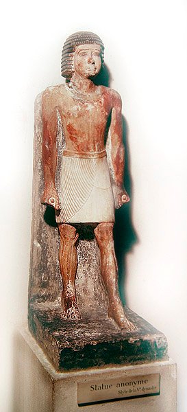 Beyaz bir shenti ile ayakta duran bir adam heykeli (boyalı kireçtaşı) by Egyptian 5th Dynasty