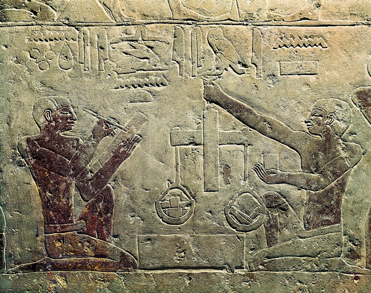 Bir tüccarı ve bir müşteriyi temsil eden kabartma: şekillerden biri terazi kullanırken diğeri not alıyor, MÖ 2465-2323 dolayları by Egyptian 6th Dynasty