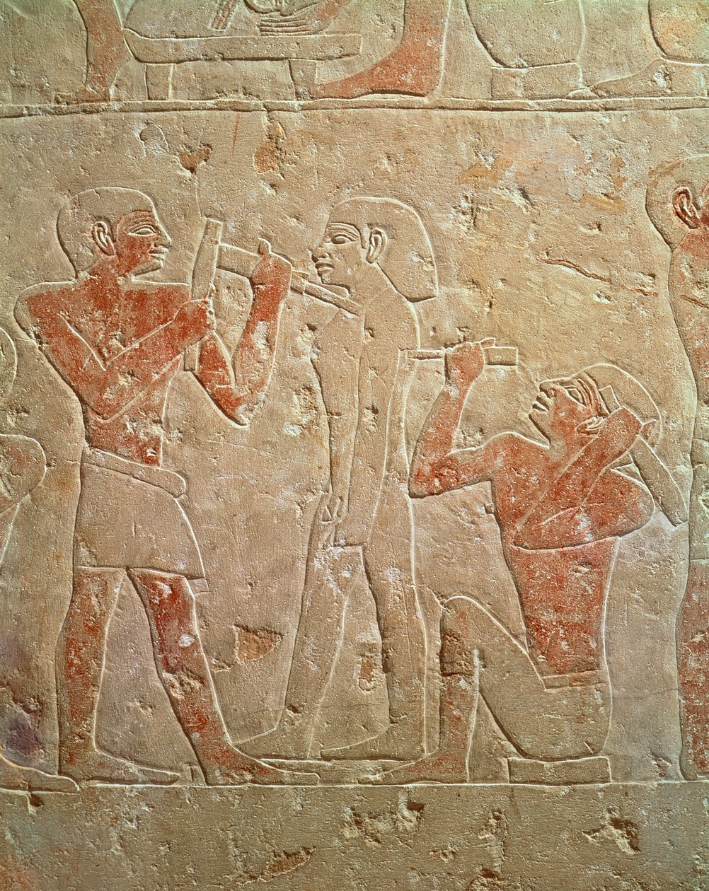 Kaemrehu, Saqqara, Eski Krallık, MÖ 2325 dolaylarındaki mastabadan bir heykeli oyan iki heykeltıraşın tasvir edildiği kabartma (boyalı kireçtaşı) by Egyptian 6th Dynasty