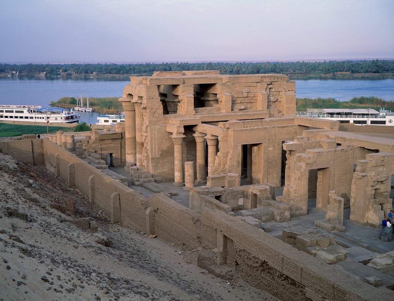 Mısır antikası: Kom Ombo tapınağının görünümü. 2. yüzyıl M.Ö. Asvan. Mısır by Egyptian Egyptian