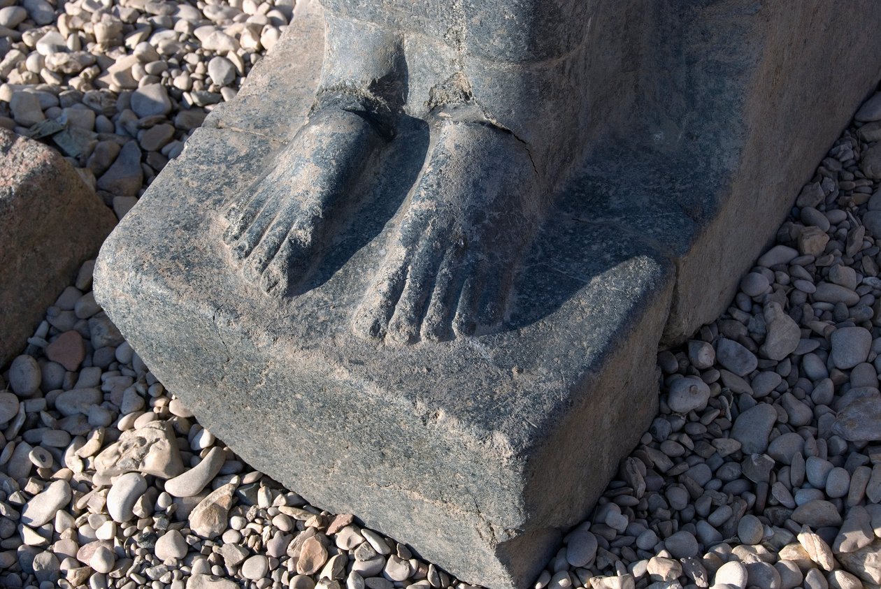 Mısır antik: tanrıça Hathor heykelinin tabanı, Hathor tapınağı, Dendera, Mısır by Egyptian Ptolemaic Period