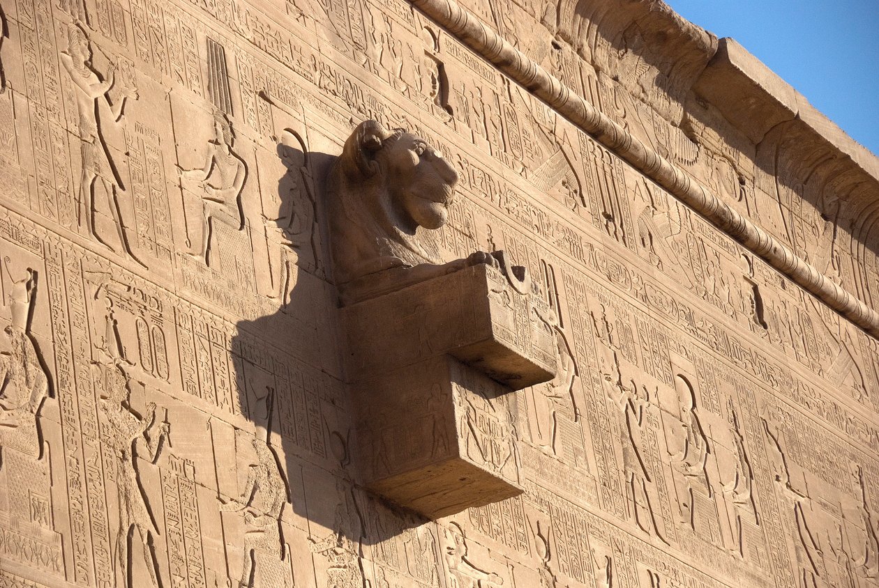 Mısır antikası: aslan başlı çirkin yaratık, Hathor tapınağı, Denderah, Mısır by Egyptian Ptolemaic Period