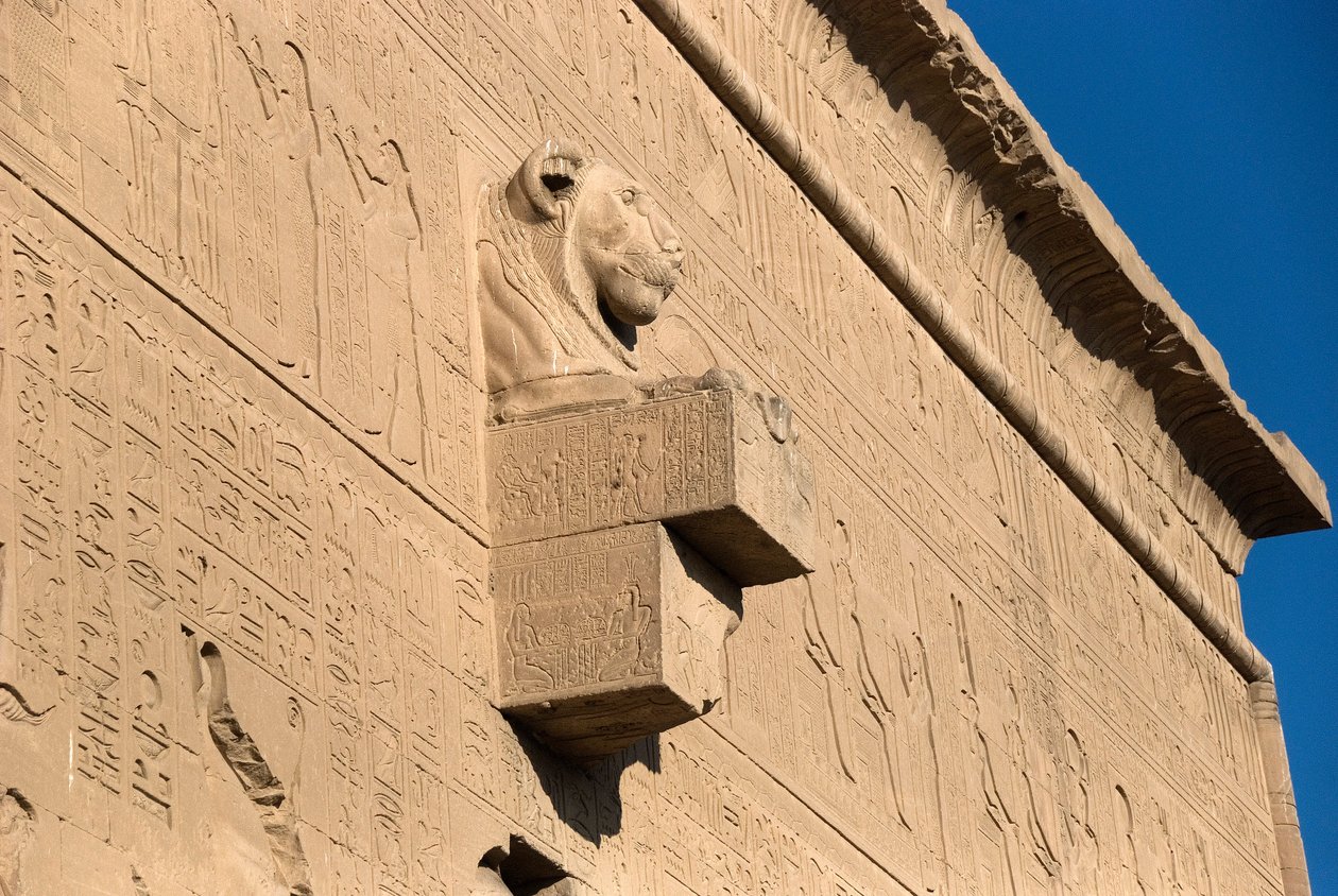 Mısır antikası: aslan başlı çirkin yaratık, Hathor tapınağı, Dendera, Mısır by Egyptian Ptolemaic Period