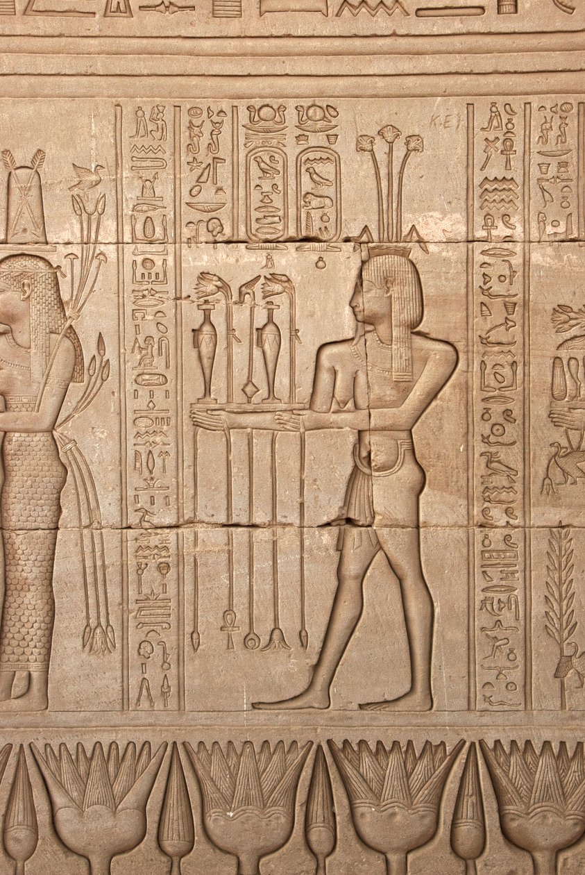Mısır antikliği: tanrıçaya saygı için adaklar getiren bir adamın temsili, Hathor Tapınağı, Dendera, Mısır by Egyptian Ptolemaic Period