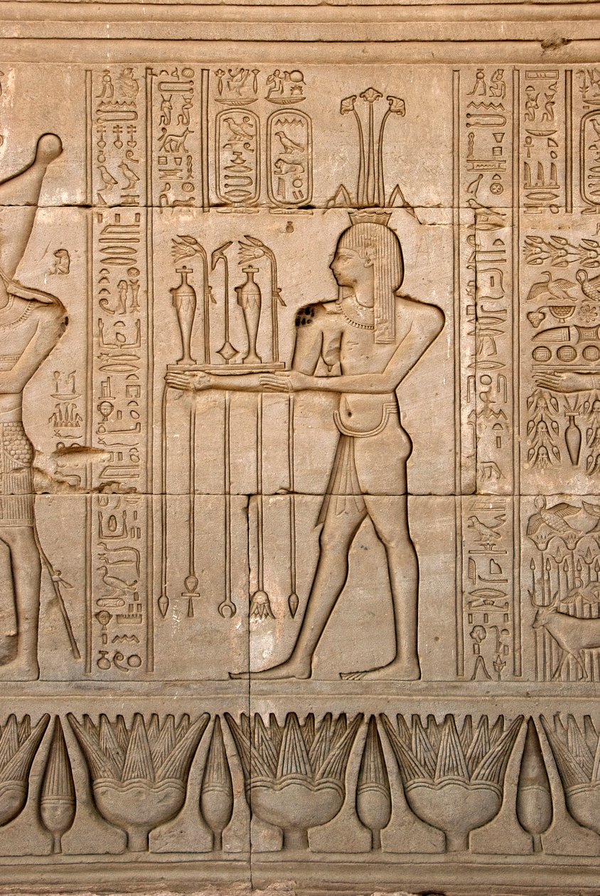 Mısır antik: Nil tanrısı, Hapy ve hiyerogliflerin temsili, Hathor Tapınağı, Denderah, Mısır - Mısır uygarlığı: Nil, Hapy tanrısı ve Hathor Tapınağı (veya Tentyra Tapınağı) duvarına oyulmuş hiyeroglifler Denderah