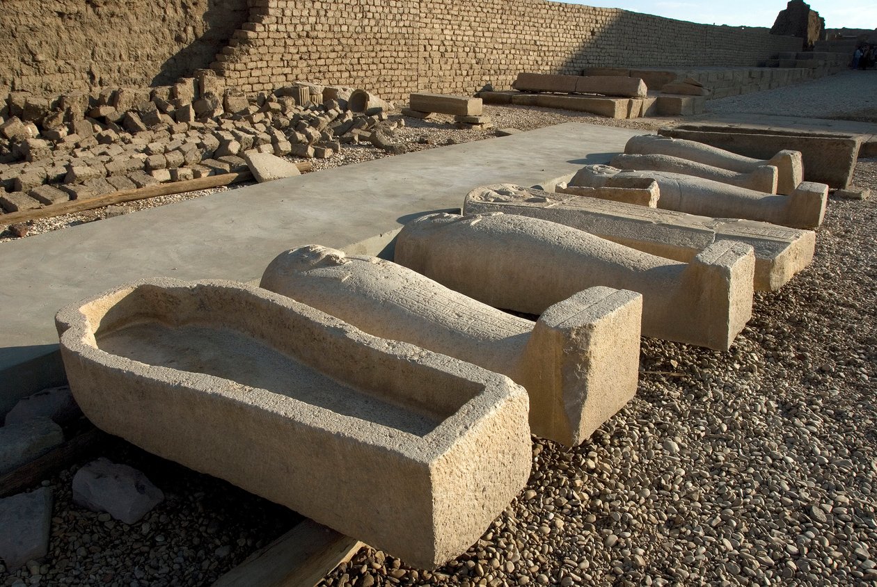 Mısır antik: Hathor Tapınağı avlularından birinde lahit yeri, Dendera (Denderah), Mısır by Egyptian Ptolemaic Period