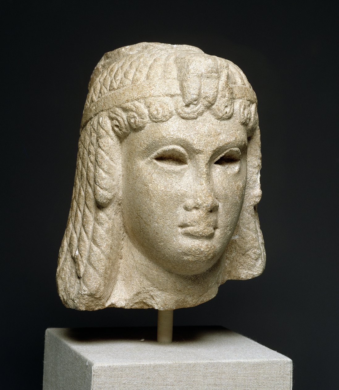 Ağır Peruk Takan Kraliçenin Başı, muhtemelen Kleopatra VII (MÖ 69-30) (mermer) by Egyptian Ptolemaic Period