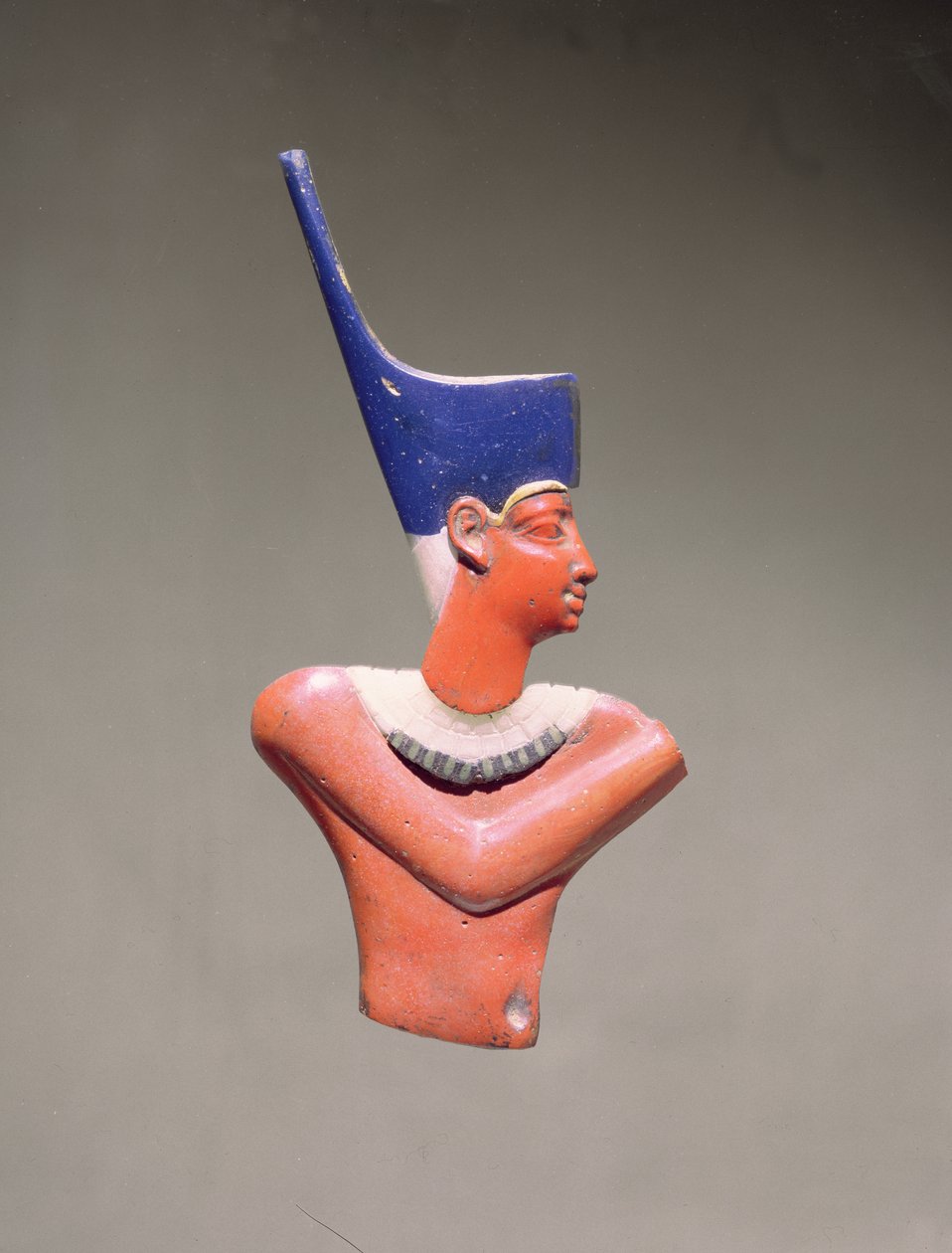Bir kral kakma figürü (yaldız izleri olan opak cam) by Egyptian Ptolemaic Period